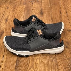 Men’s NIKE size 11.5 Navy 2019 training shoes. Gently used. Nike Flex.